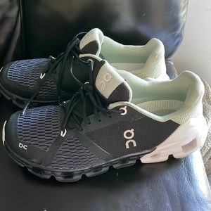 On cloud black and teal *slightly worn*